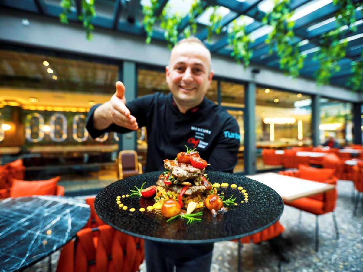Mercure Trabzon Hotel ภายนอก รูปภาพ A waiter serving a meal
