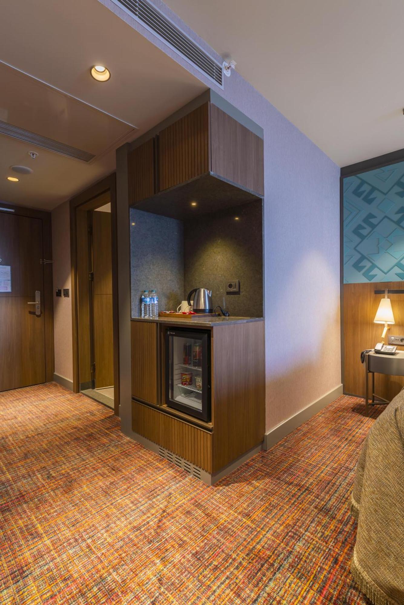 Mercure Trabzon Hotel ภายนอก รูปภาพ A wet bar in a hotel room